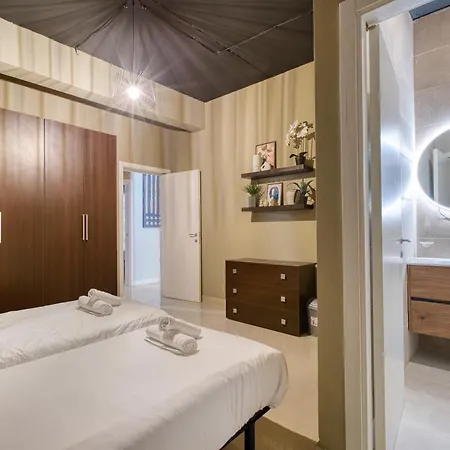 Modern With Rooftop Terrace, Steps To Bay Mellieħa