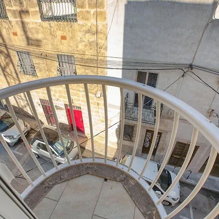 Lägenhet Modern With Rooftop Terrace, Steps To Bay Mellieħa
