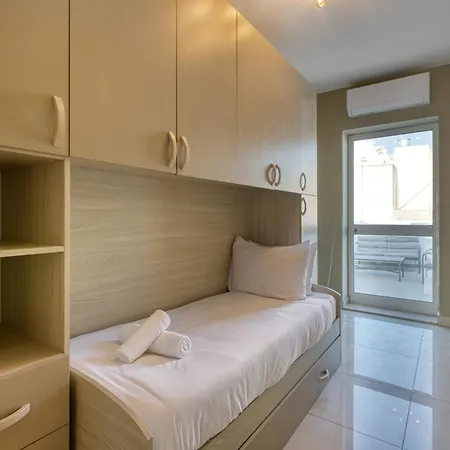 Modern With Rooftop Terrace, Steps To Bay Lägenhet Mellieħa